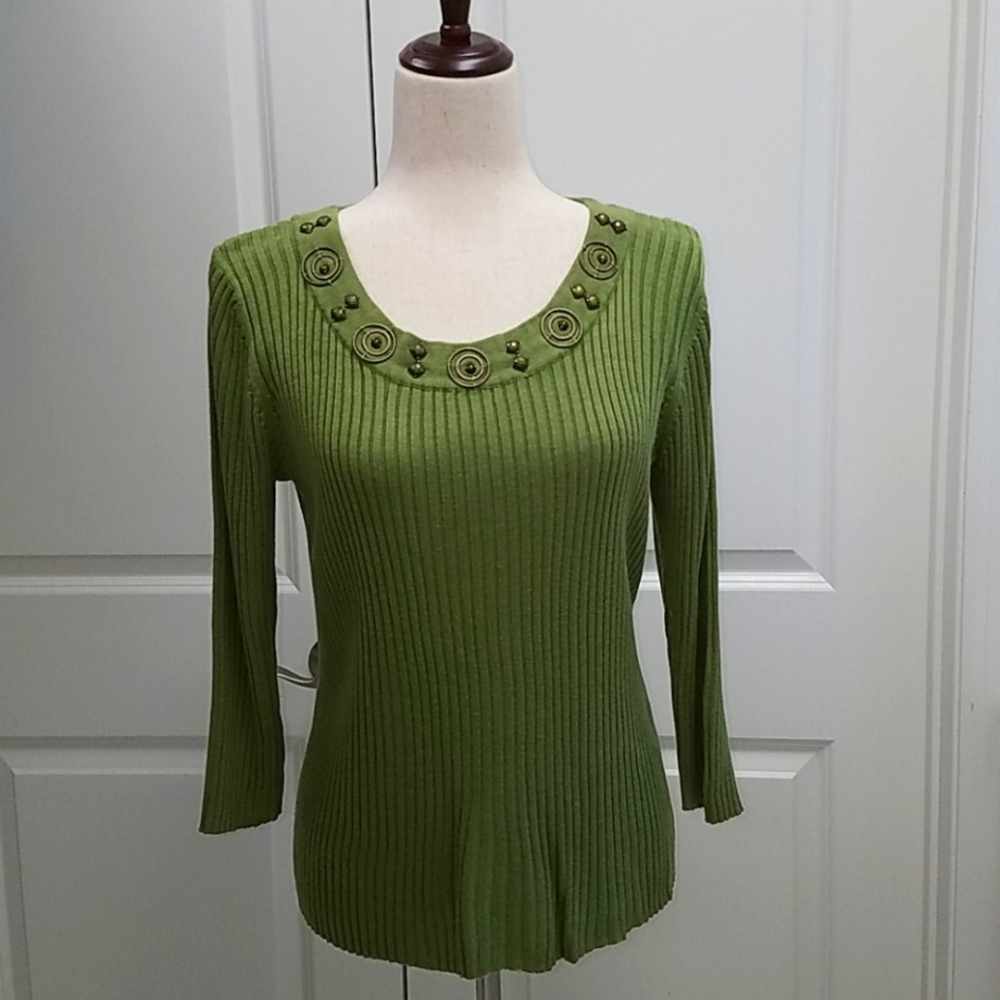 RQT Apple Green Top w/Bronze Metal Neckline, Sz L